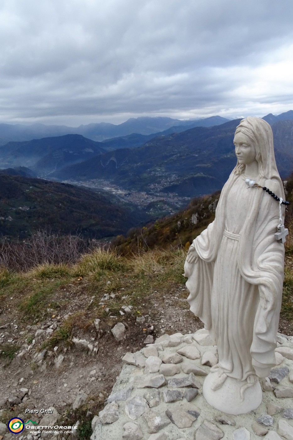 54 Alla  Madonnina del Monte Costone (1228 m)  con vista su Zogno. .JPG